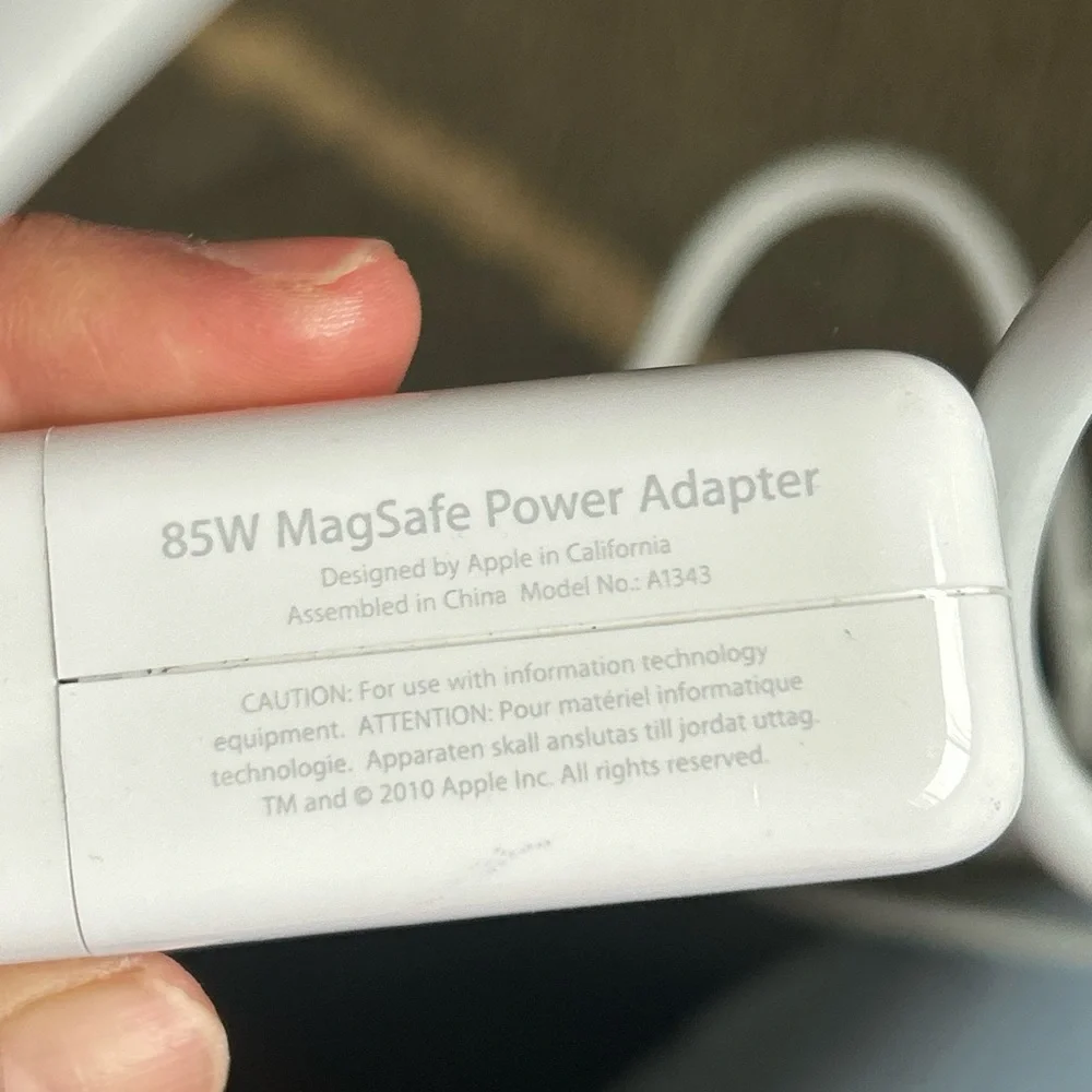 85 W Magsafe power adapter